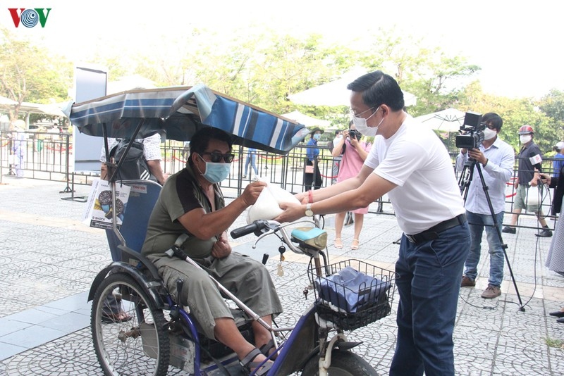 Đà Nẵng khởi động nhiều cây ATM gạo giúp người dân khó khăn